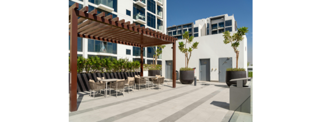 Imagen de una terraza, cumpliendo con la normativa y mostrando el diseño adecuado con mesas, sillas y parasoles.