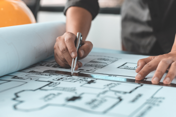 Encabezado de INTAQ: ingeniería y arquitectura para empresas, con soluciones integrales en instalaciones y legalización