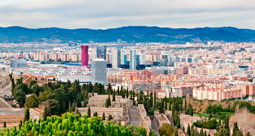 Edificios residenciales en L’Hospitalet de Llobregat bajo un cielo despejado.