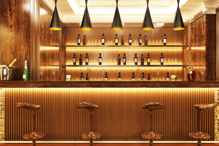 Barra iluminada en el interior del pub