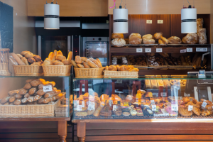 Pan artesanal recién horneado en vitrina de panadería tradicional